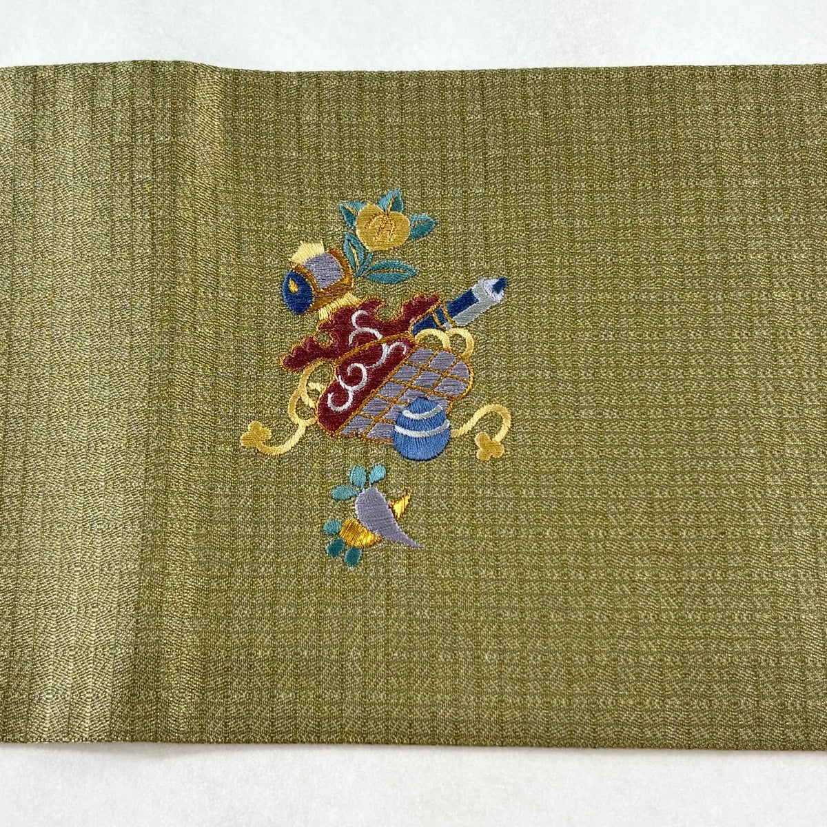 アンティーク名古屋帯　しつけ糸付　刺繍　鳥・宝尽くし・花模様　正絹　No6-24 美品】 名古屋帯 秀品 簪 宝尽くし 刺繍 金糸 茶緑色 正絹｜中古・古着