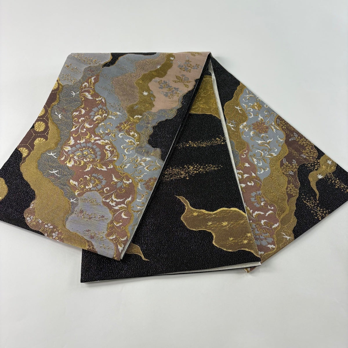 美品】 袋帯 秀品 花唐草 道長取 銀通し 箔 黒 お太鼓柄 正絹｜中古