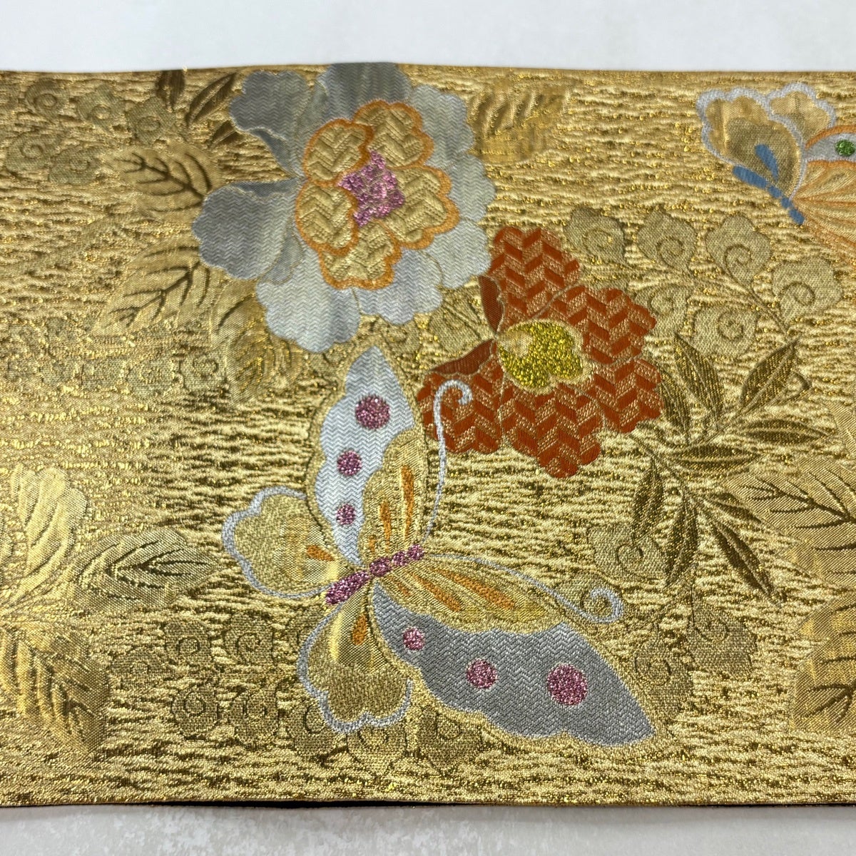 美品】 袋帯 秀品 振袖向き 蝶 牡丹 箔 金銀糸 金色 六通 正絹｜中古