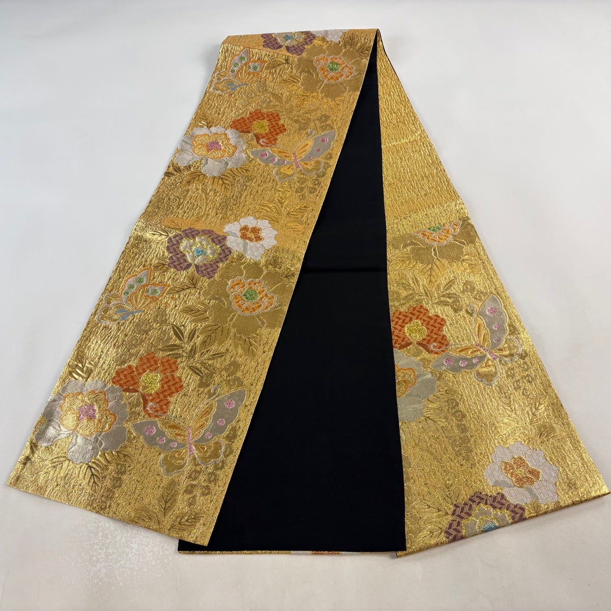 美品】 袋帯 秀品 振袖向き 蝶 牡丹 箔 金銀糸 金色 六通 正絹｜中古