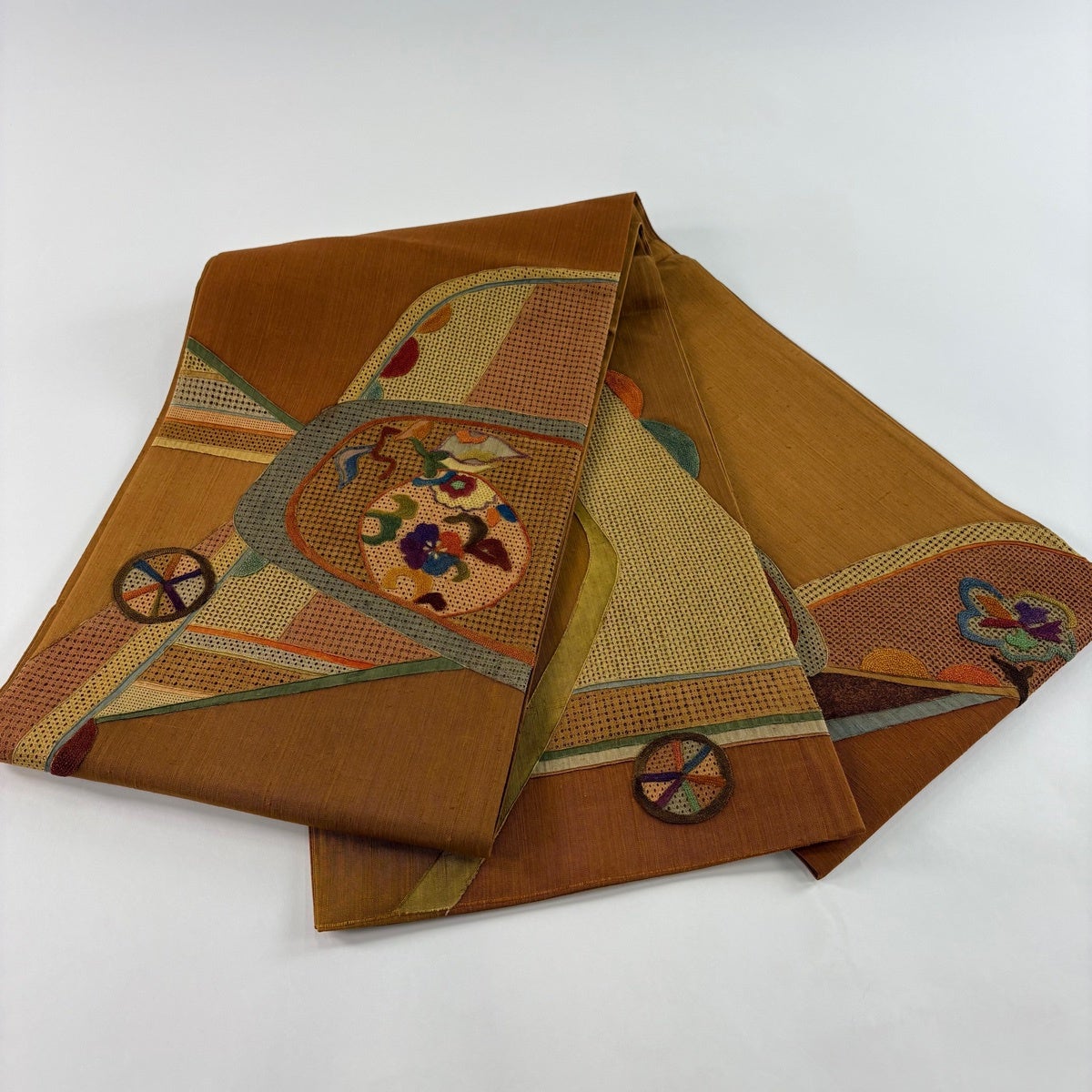 美品】 袋帯 秀品 紬地 関西仕立て 草花 幾何学模様 刺繍 山吹茶色 美品】 袋帯 秀品 紬地 関西仕立て 草花 幾何学模様 刺繍 山吹茶色