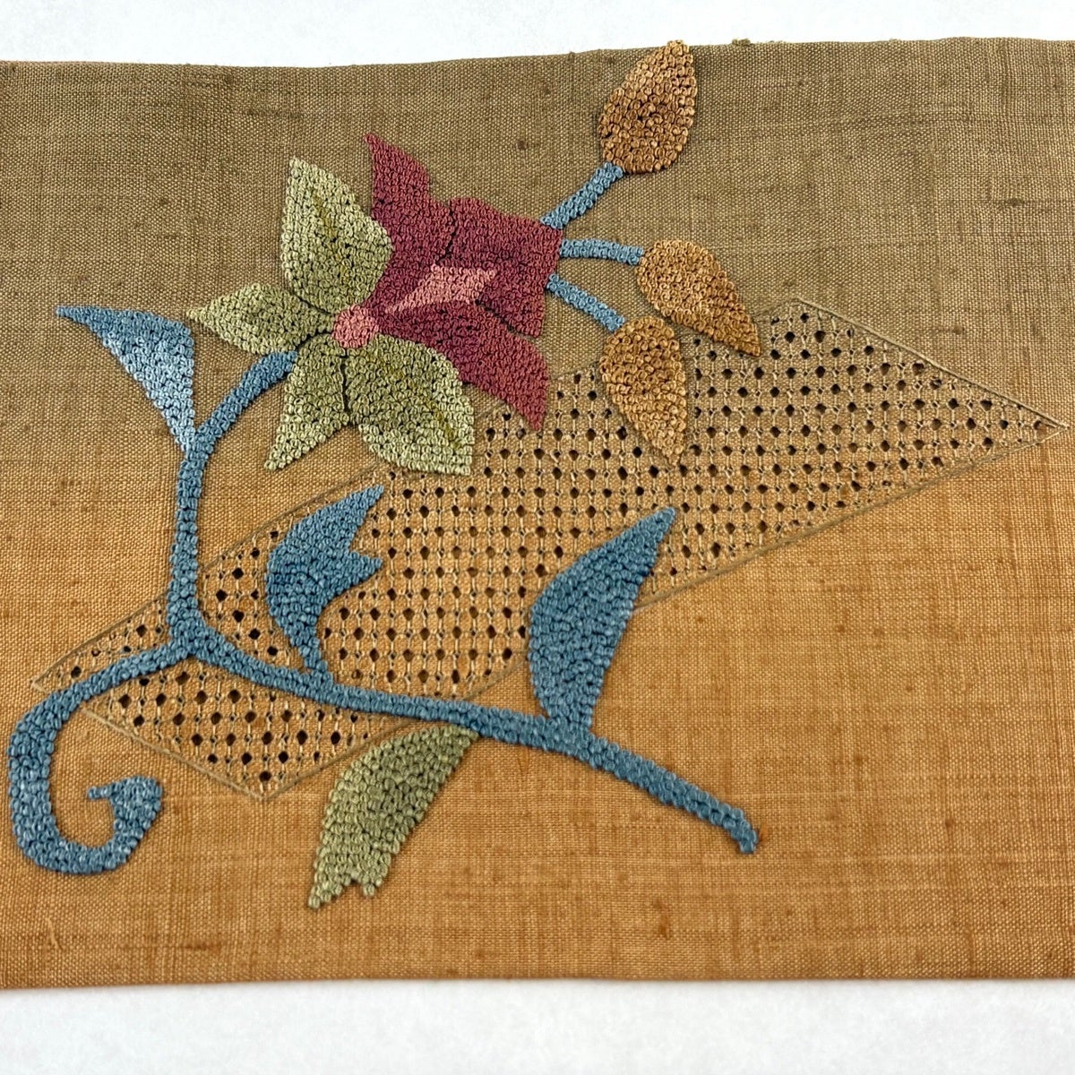 美品】 名古屋帯 秀品 紬地 花唐草 相良刺繍 汕頭刺繍 山吹茶色 正絹