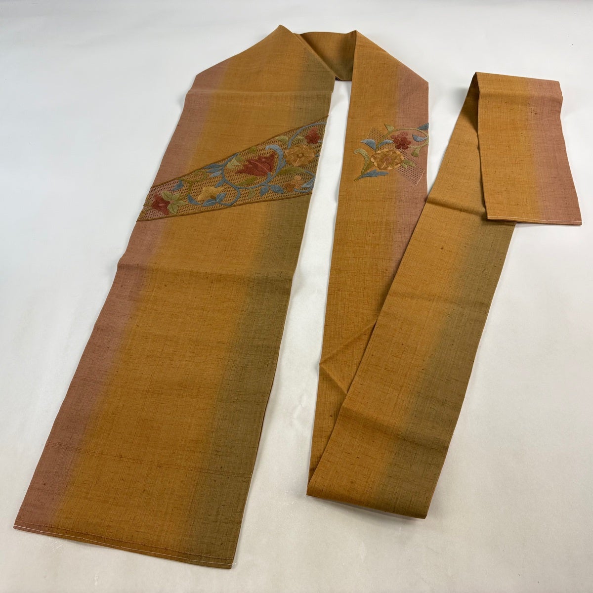 美品】 名古屋帯 秀品 紬地 花唐草 相良刺繍 汕頭刺繍 山吹茶色 正絹