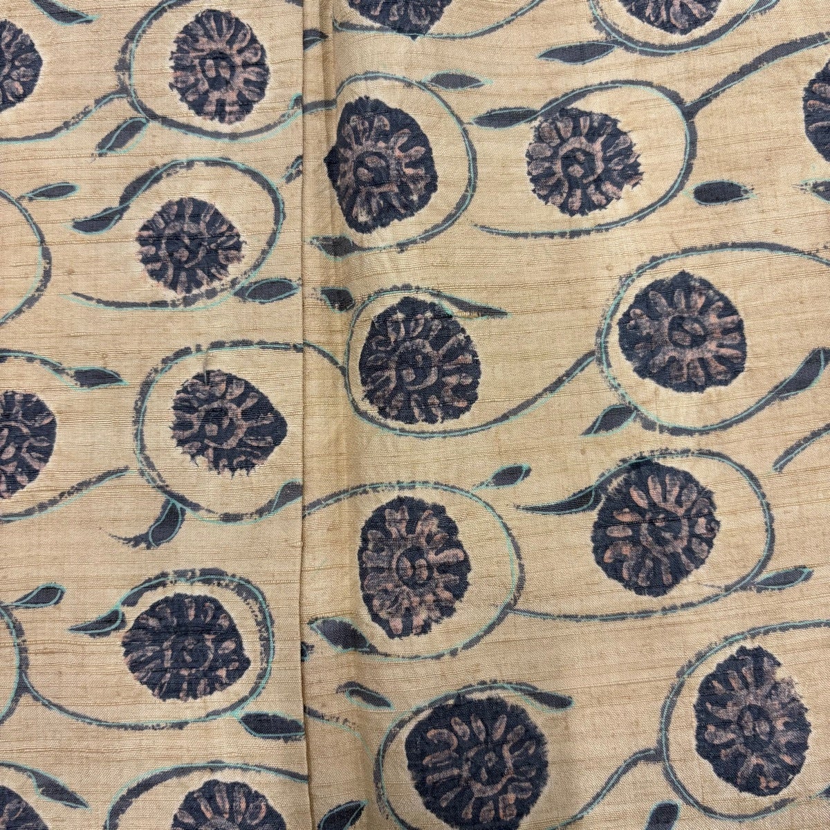 美品】 小紋 身丈151.5cm 裄丈64cm M 袷 紬地 花唐草 薄黄土色 正絹