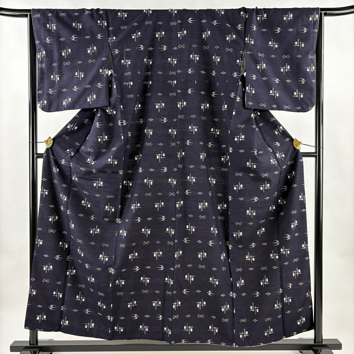 紬 身丈154.5cm 裄丈66cm M 袷 燕 幾何学模様 濃紺 正絹 秀品｜中古
