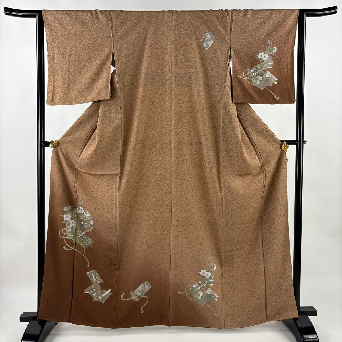 大*阪様 付下げ　袷　正絹　蓬色　焦茶　唐草模様　身丈151裄63 付下げ 身丈158.5cm 裄丈66cm M 袷 梅唐草 刺繍 金糸 薄茶色 正絹 秀品