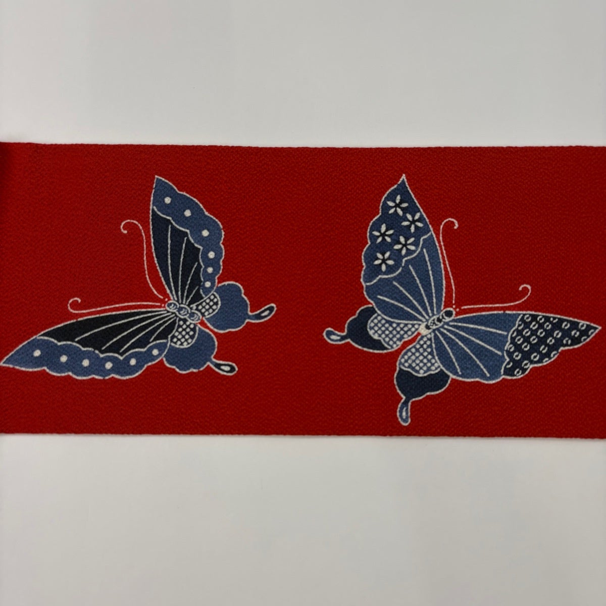 名古屋帯 名品 栗山吉三郎 落款あり 蝶 縮緬 紅型 赤 正絹｜中古・古着
