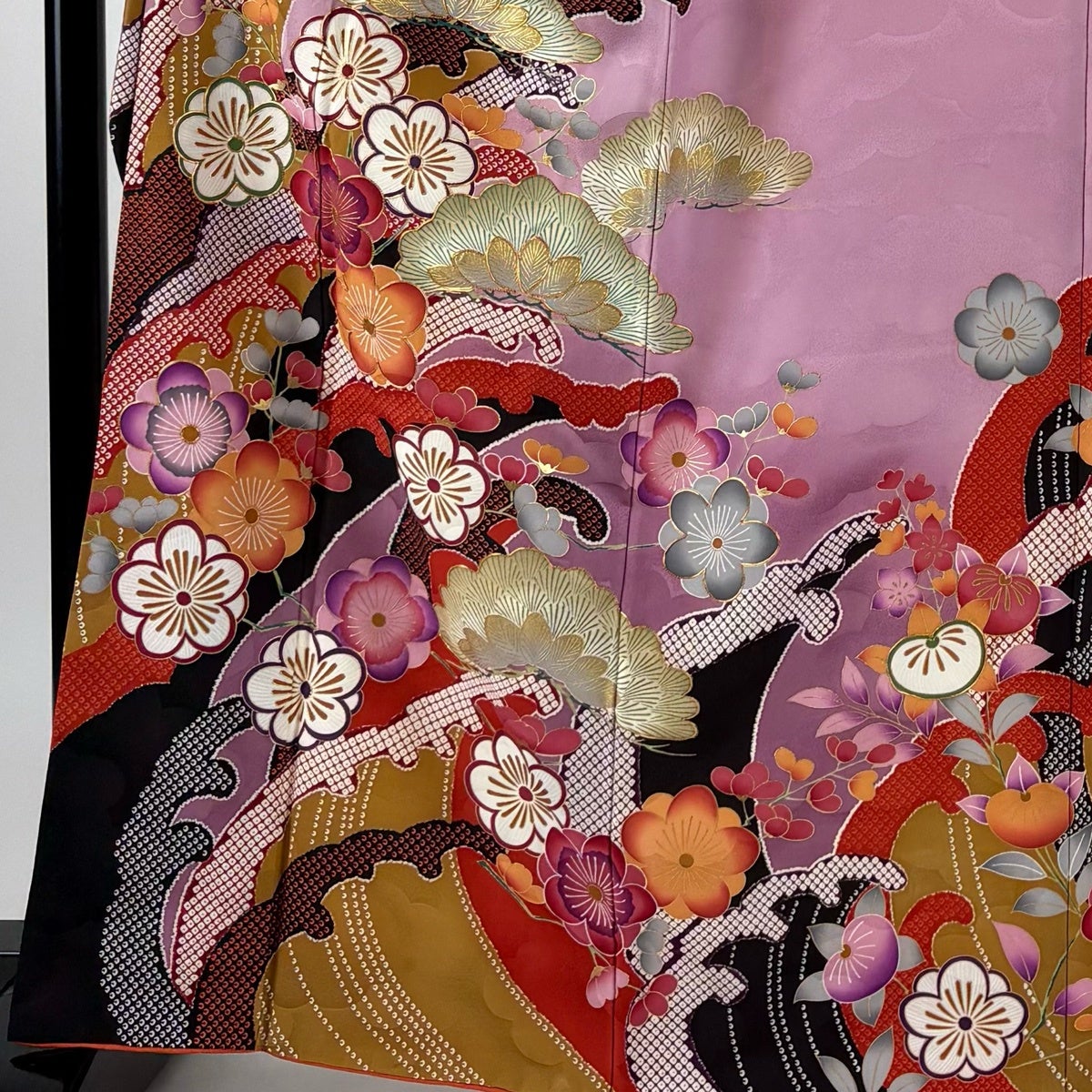 振袖 身丈164.5cm 裄丈63cm S 袷 岩田専太郎 落款あり 松梅 雪輪 金糸 振袖 身丈164.5cm 裄丈63cm S 袷 岩田専太郎 落款あり 松梅 雪輪 金糸