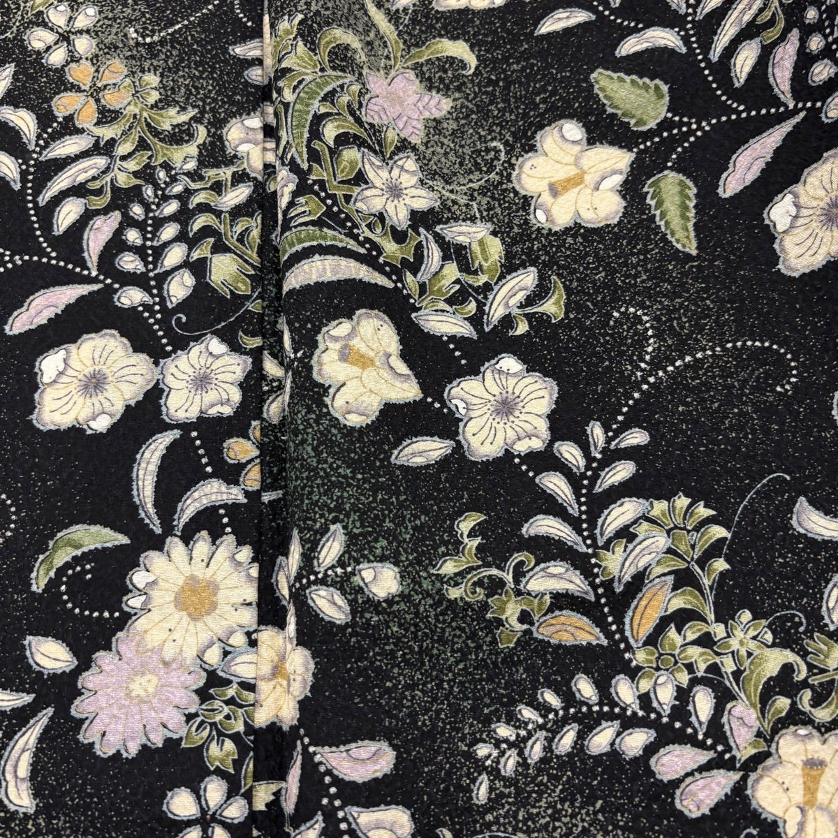 美品】 小紋 身丈162.5cm 裄丈65.5cm M 袷 草花 金彩 黒 正絹 秀品