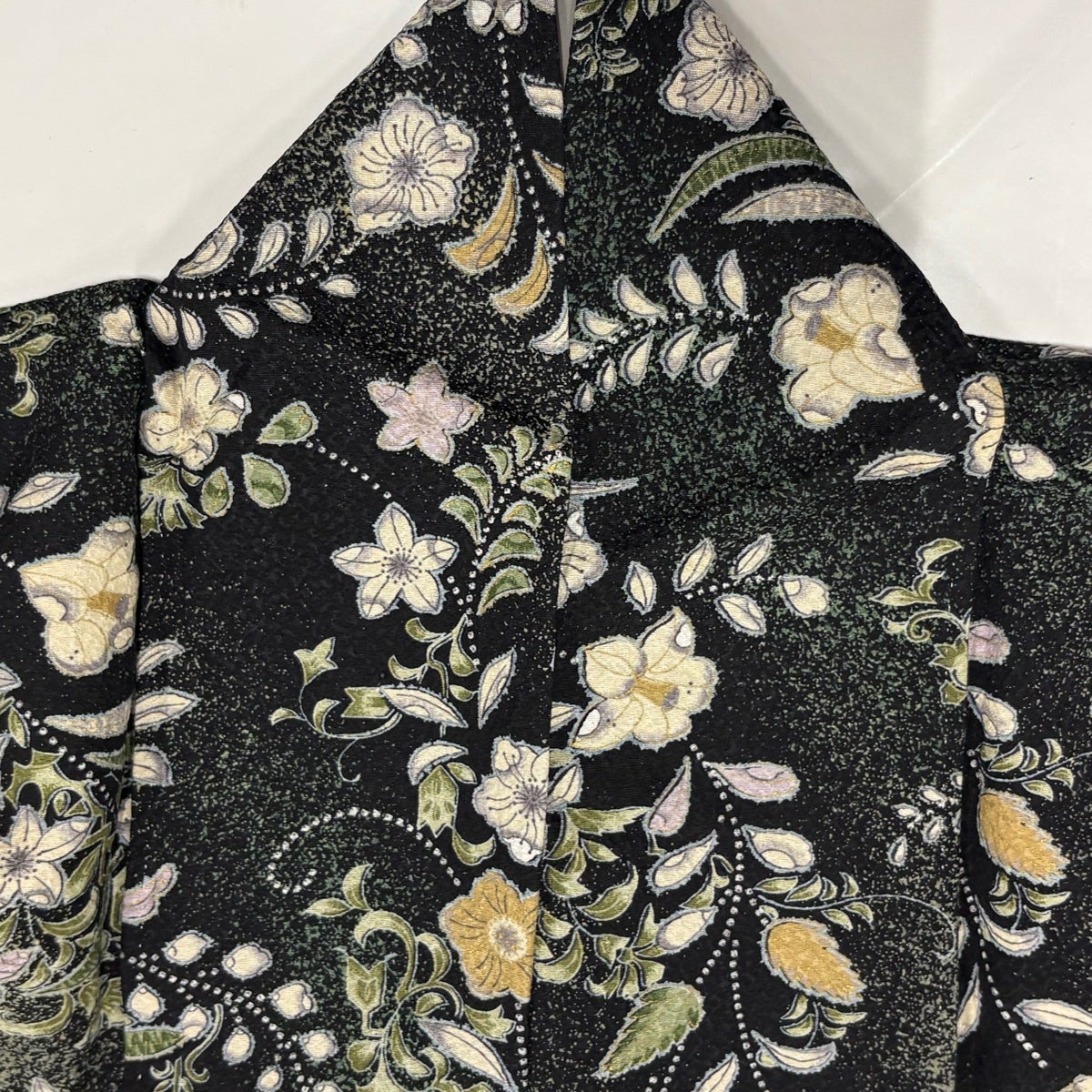 美品】 小紋 身丈162.5cm 裄丈65.5cm M 袷 草花 金彩 黒 正絹 秀品