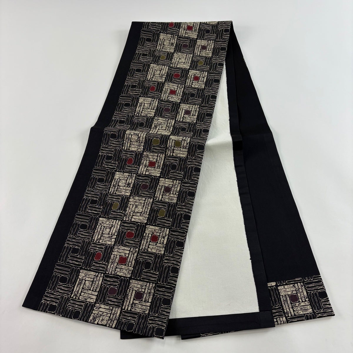 美品】 開き名古屋帯 秀品 幾何学模様 刺繍 黒 正絹｜中古・古着