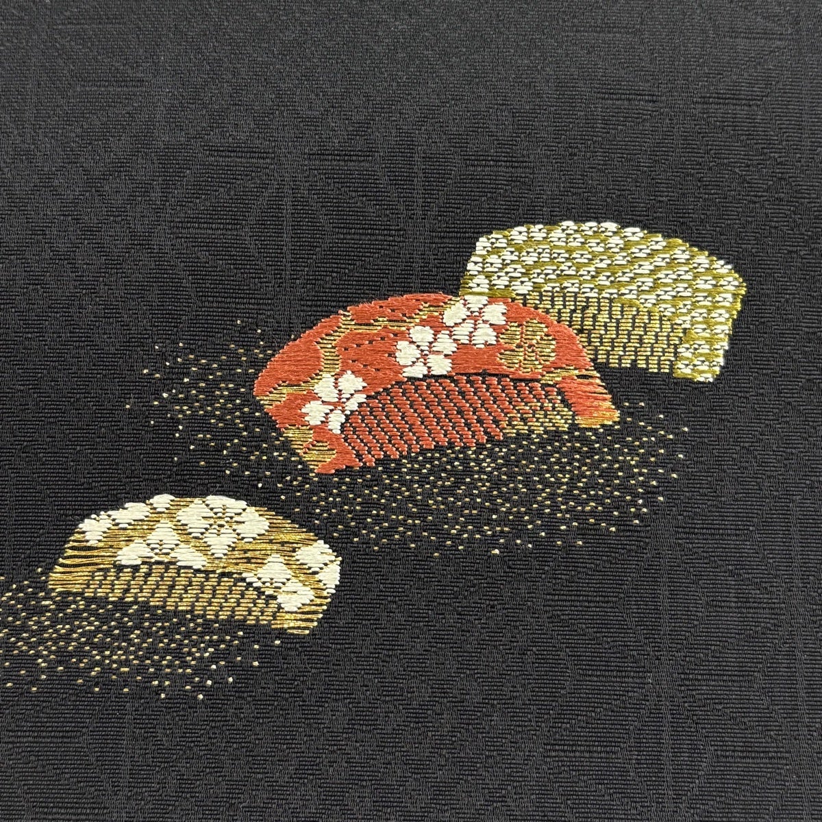 名古屋帯 秀品 櫛 花 金糸 刺繍 黒 正絹｜中古・古着・リサイクル着物