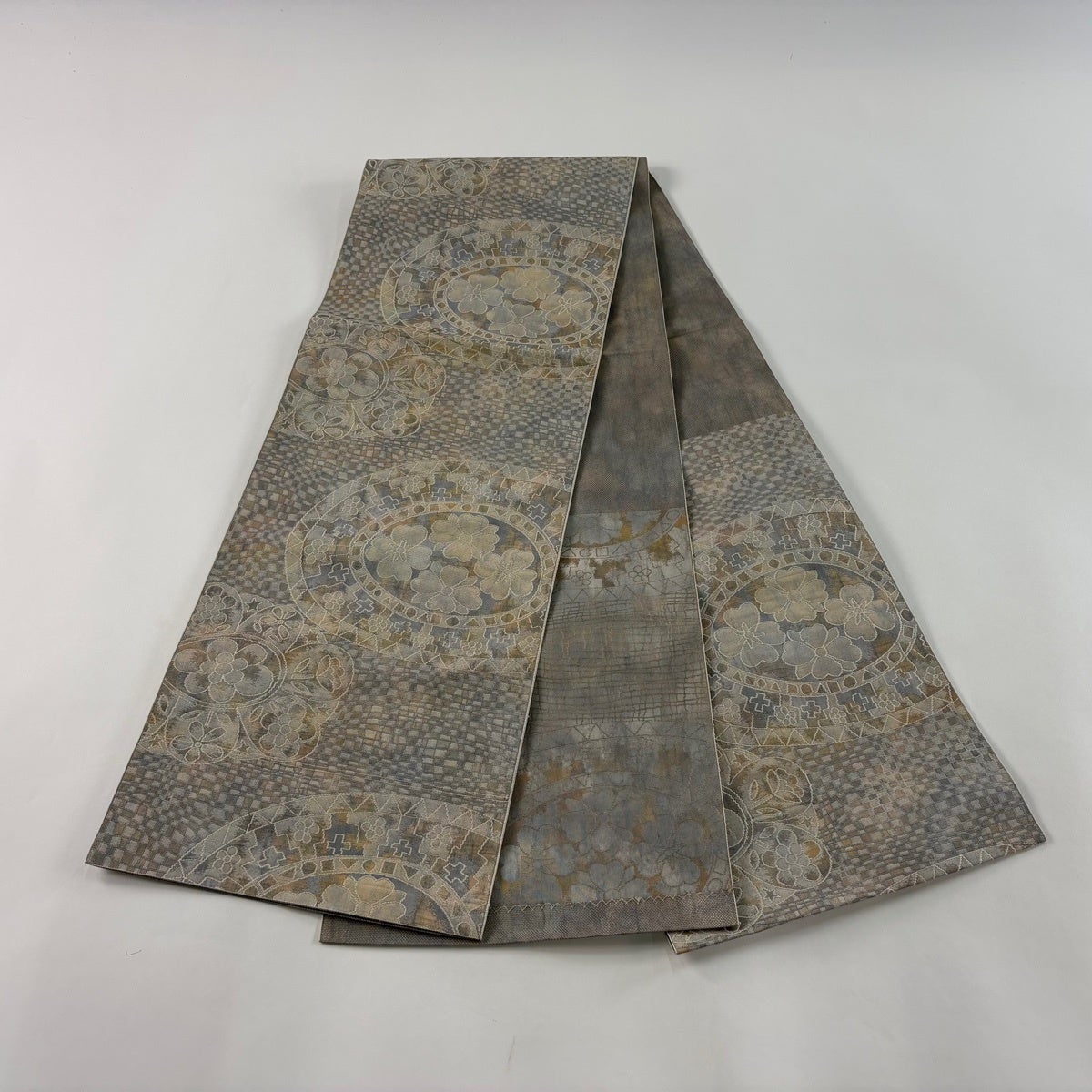 美品】 名古屋帯 優品 八寸名古屋帯 華文 幾何学模様 箔 灰色 正絹