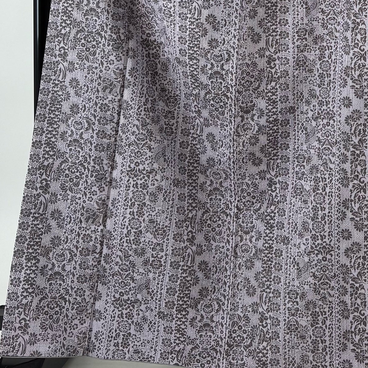 美品】 小紋 身丈166.5cm 裄丈67.5cm L 袷 紬地 草花 雪輪 薄紫 正絹
