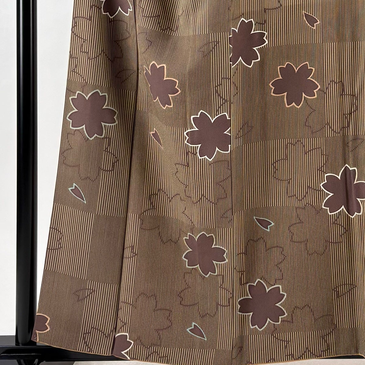 【美品　トールサイズ】江戸小紋　竹縞　桜　正絹　袷　裄丈70 身丈172 美品】 小紋 身丈159cm 裄丈65cm M 袷 桜 縦縞 金彩 茶紫 正絹 秀品