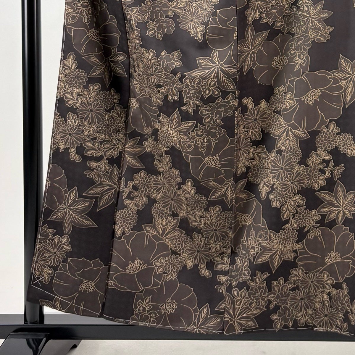 美品】 小紋 身丈156.5cm 裄丈66.5cm M 袷 草花 金彩 焦茶色 正絹 秀品