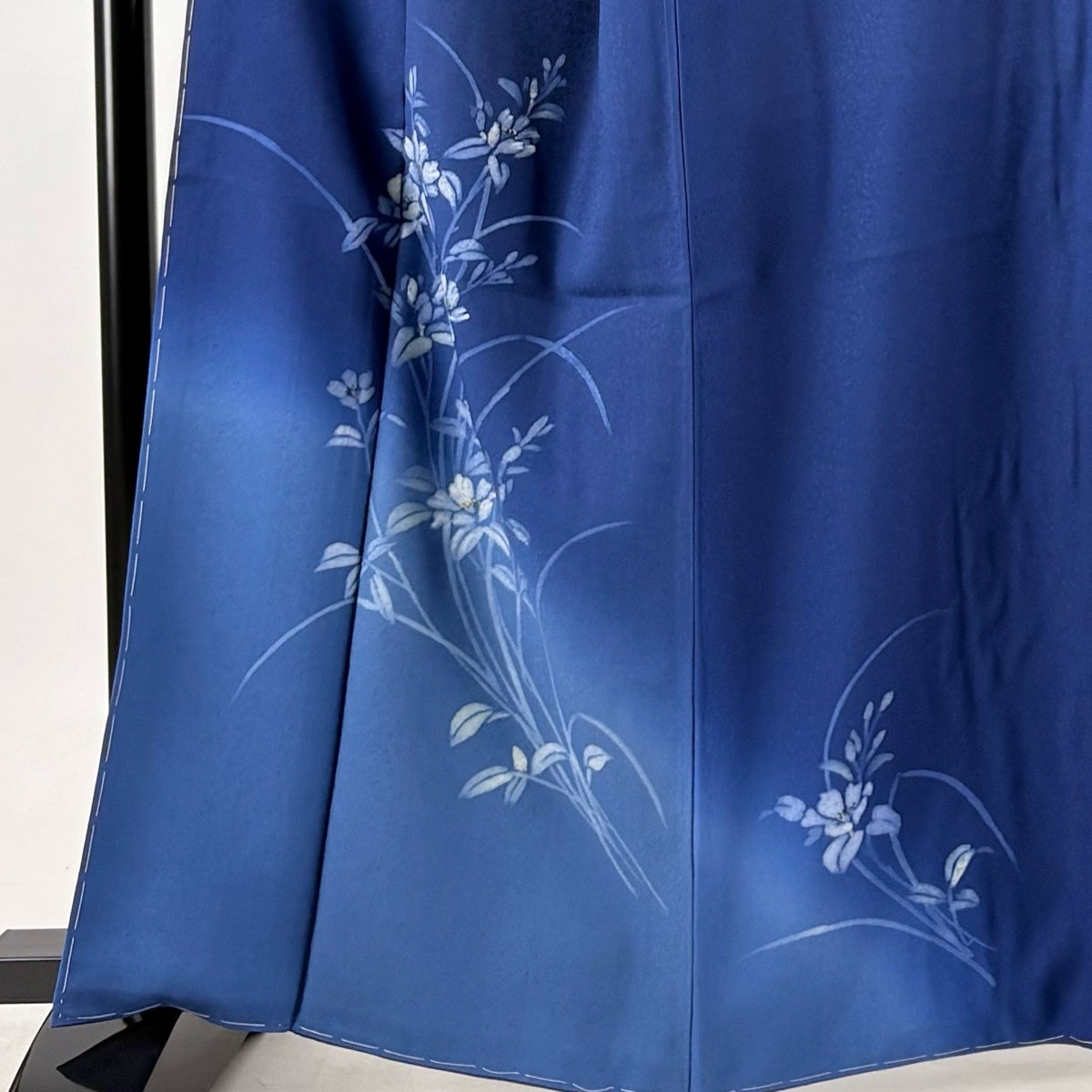 付下げ 身丈162cm 裄丈68cm L 袷 落款あり 草花 金彩 ぼかし 紺色 正絹