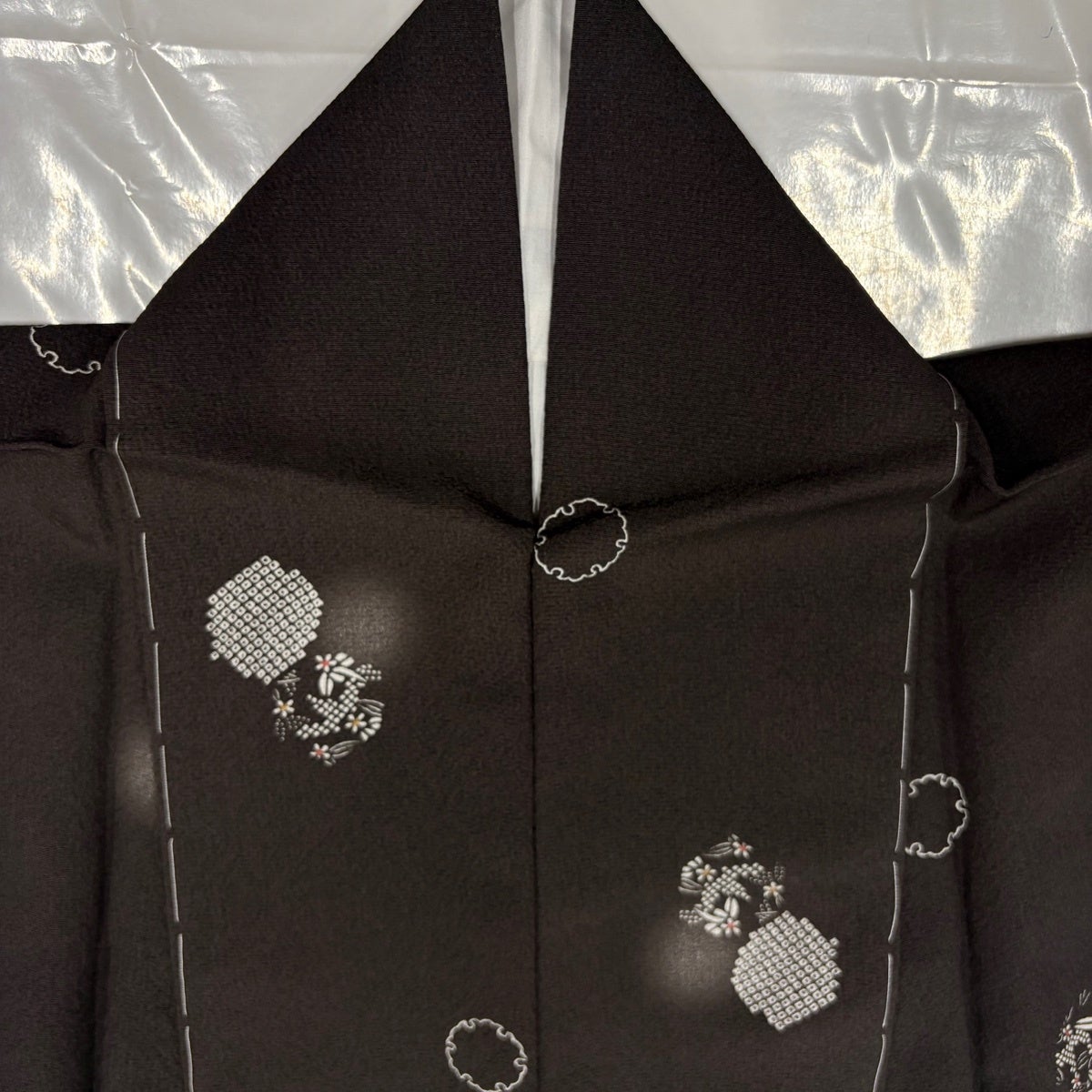 裄70 　身丈174 　身幅ゆったり　　　上質な小紋　パールトーン加工 美品】 小紋 身丈154cm 裄丈63.5cm S 袷 雪輪 菊 ぼかし 焦茶色 正絹