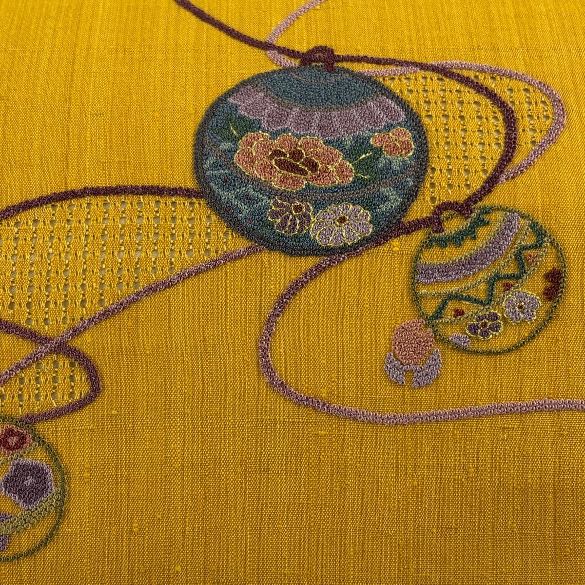 美品】 名古屋帯 秀品 紬地 鈴 草花 刺繍 金糸 山吹色 正絹｜中古