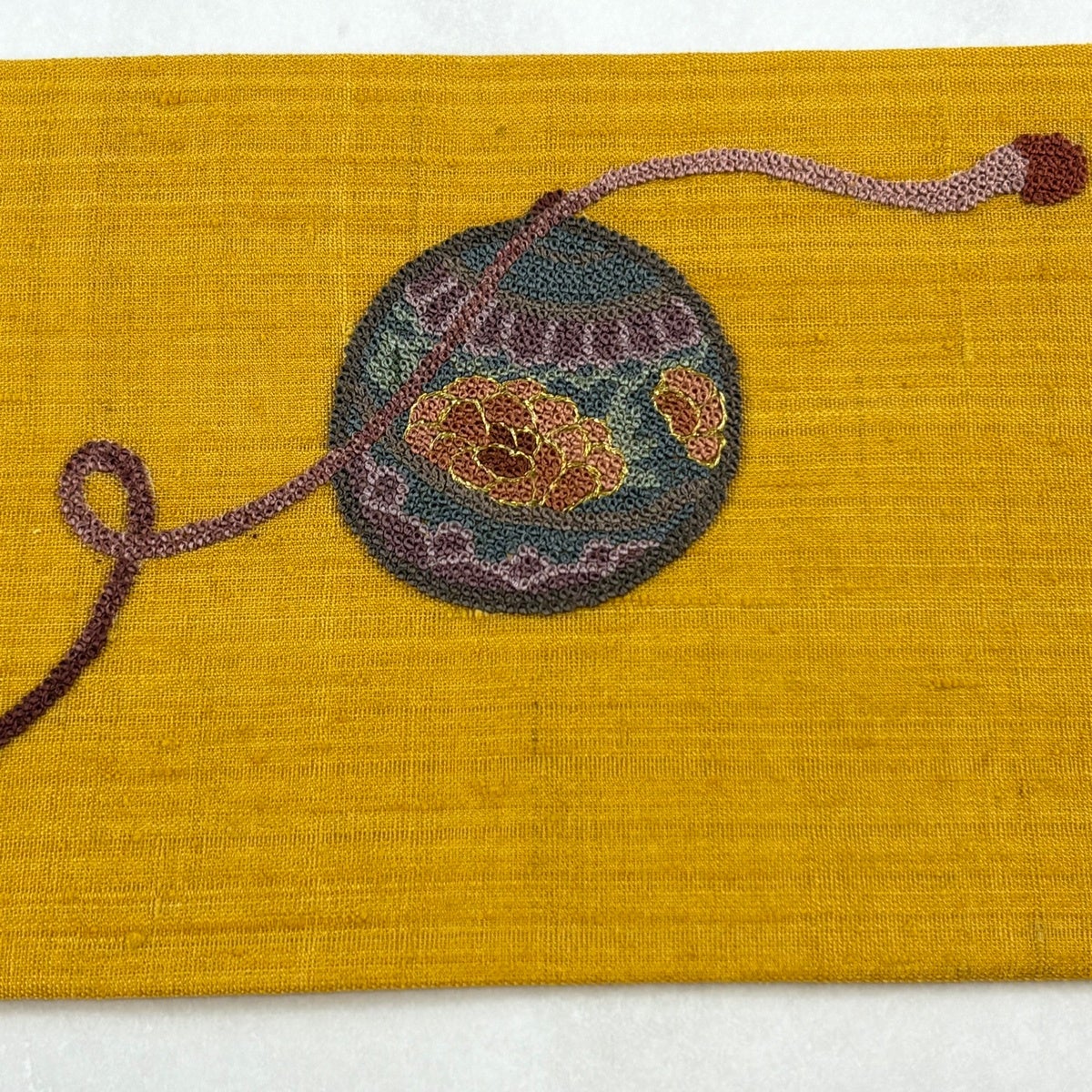 美品】 名古屋帯 秀品 紬地 鈴 草花 刺繍 金糸 山吹色 正絹｜中古