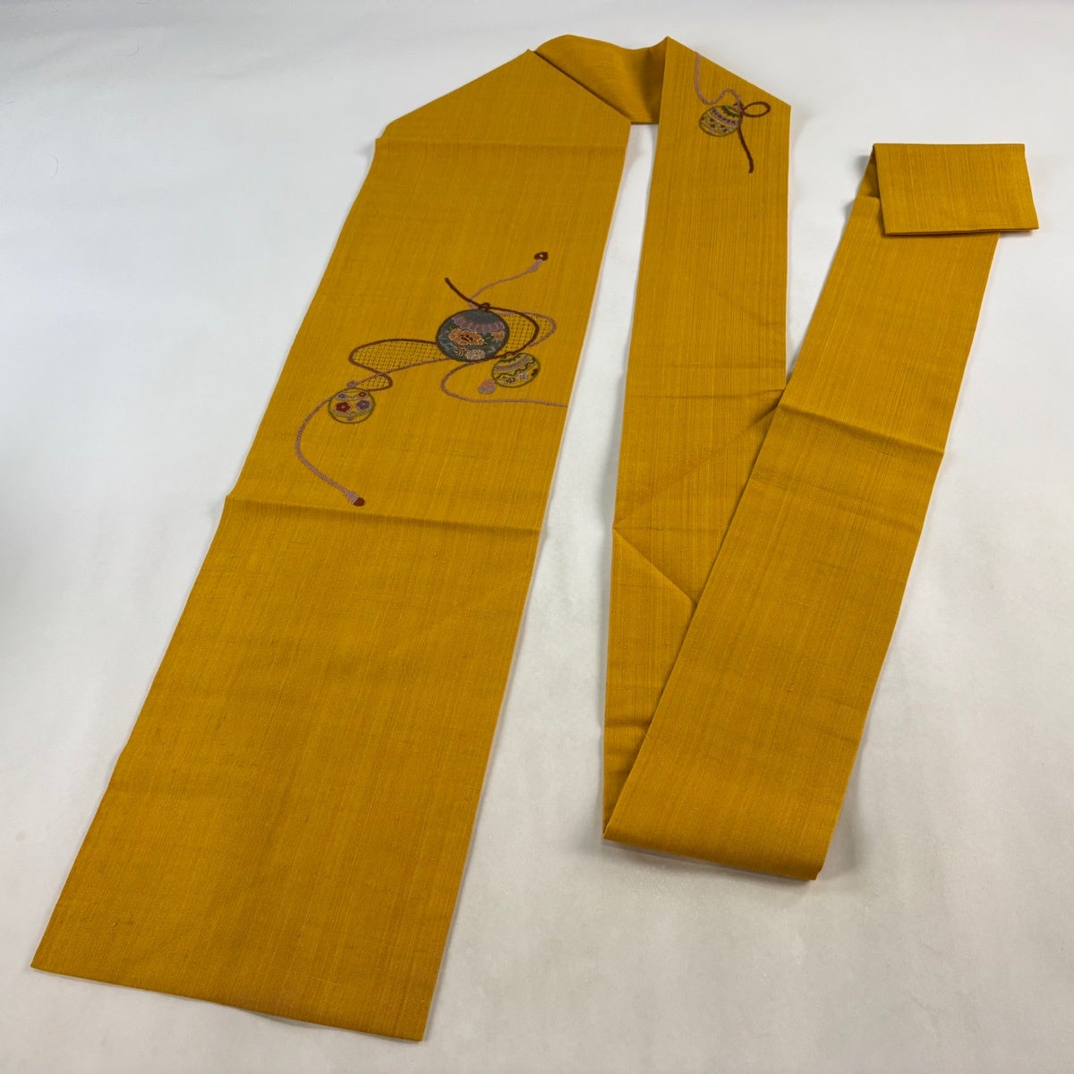 美品】 名古屋帯 秀品 紬地 鈴 草花 刺繍 金糸 山吹色 正絹｜中古