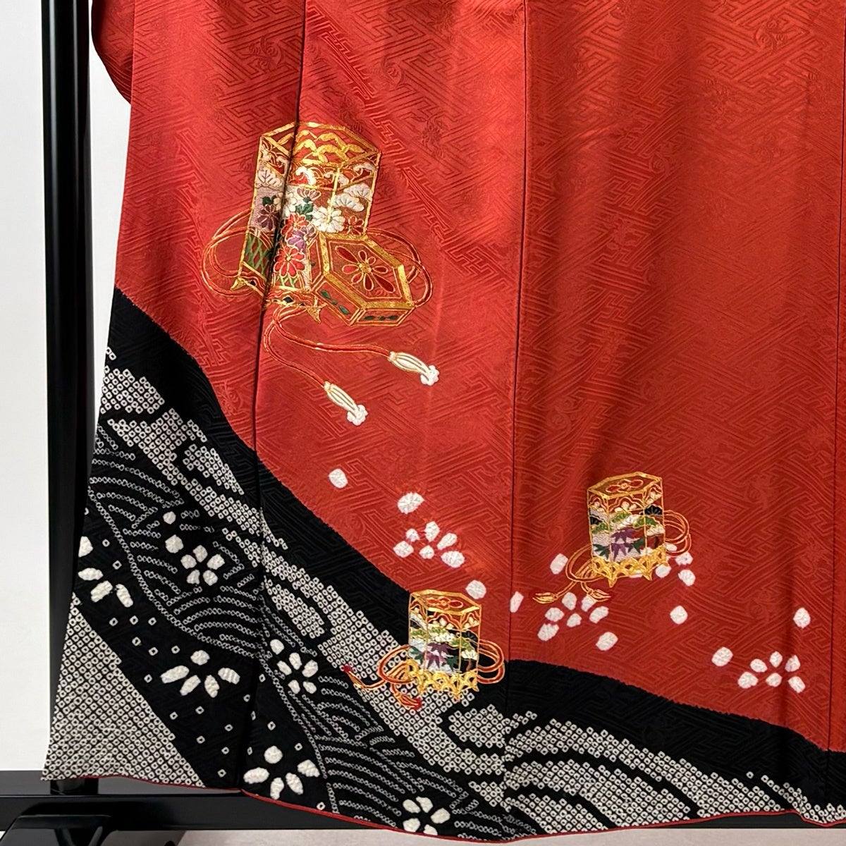 振袖 身丈156cm 裄丈64cm M 袷 やまと 貝桶 菊 金糸 絞り 朱色 正絹 秀