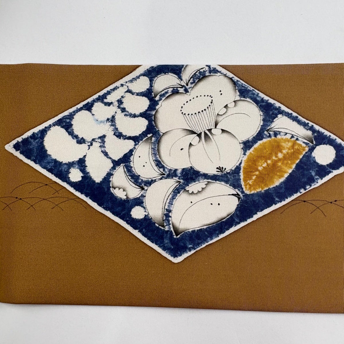 美品】 名古屋帯 逸品 小倉淳史 落款あり 辻が花柄 露芝 絞り 山吹茶色