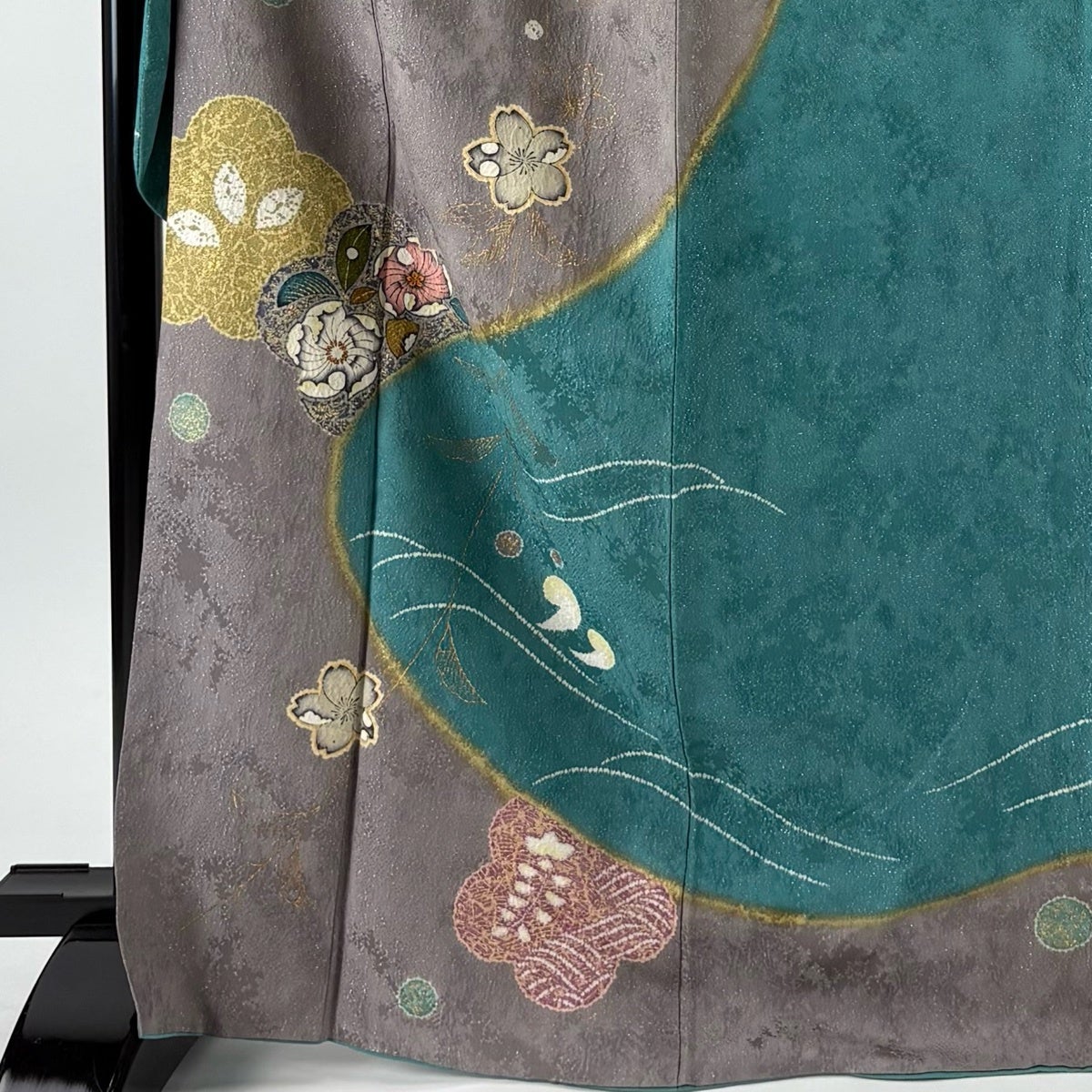 【極美品 大きいサイズ】伝統的な着物 緑とグレーと金糸のグラデーション 振袖 身丈159cm 裄丈64.5cm M 袷 草花 折鶴 金糸 金彩 灰緑 正絹 秀品