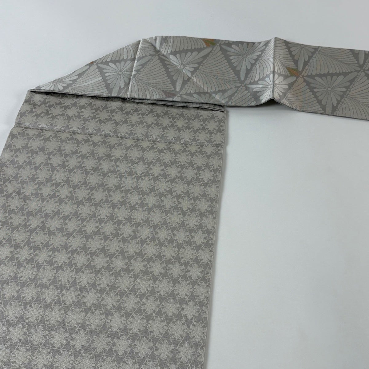 美品】 名古屋帯 名品 落款あり 菊 若松 灰色 正絹｜中古・古着