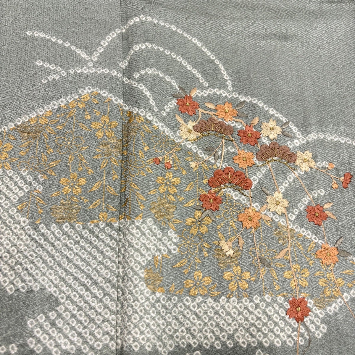 さ*る様 【上質付け下げ】鶴文様・淡青グレー／美品／身丈165 裄68／上品 付下げ 身丈153cm 裄丈65cm M 袷 笠松 枝垂れ桜 刺繍 絞り 灰緑 正絹