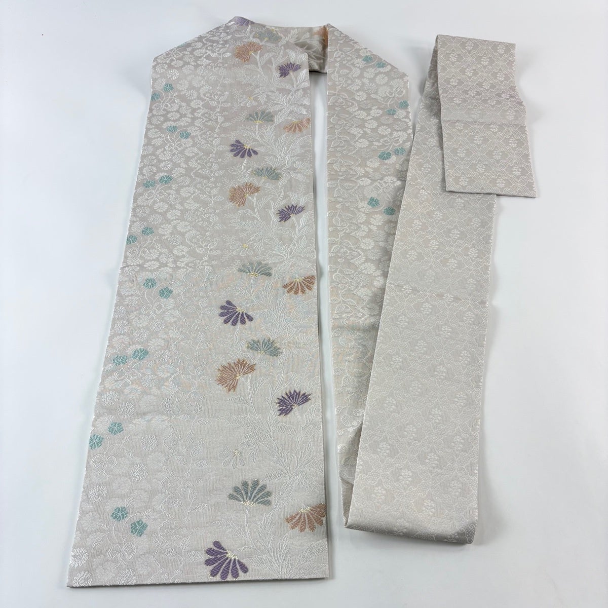 美品】 名古屋帯 名品 草花 唐織 箔 灰白 正絹｜中古・古着