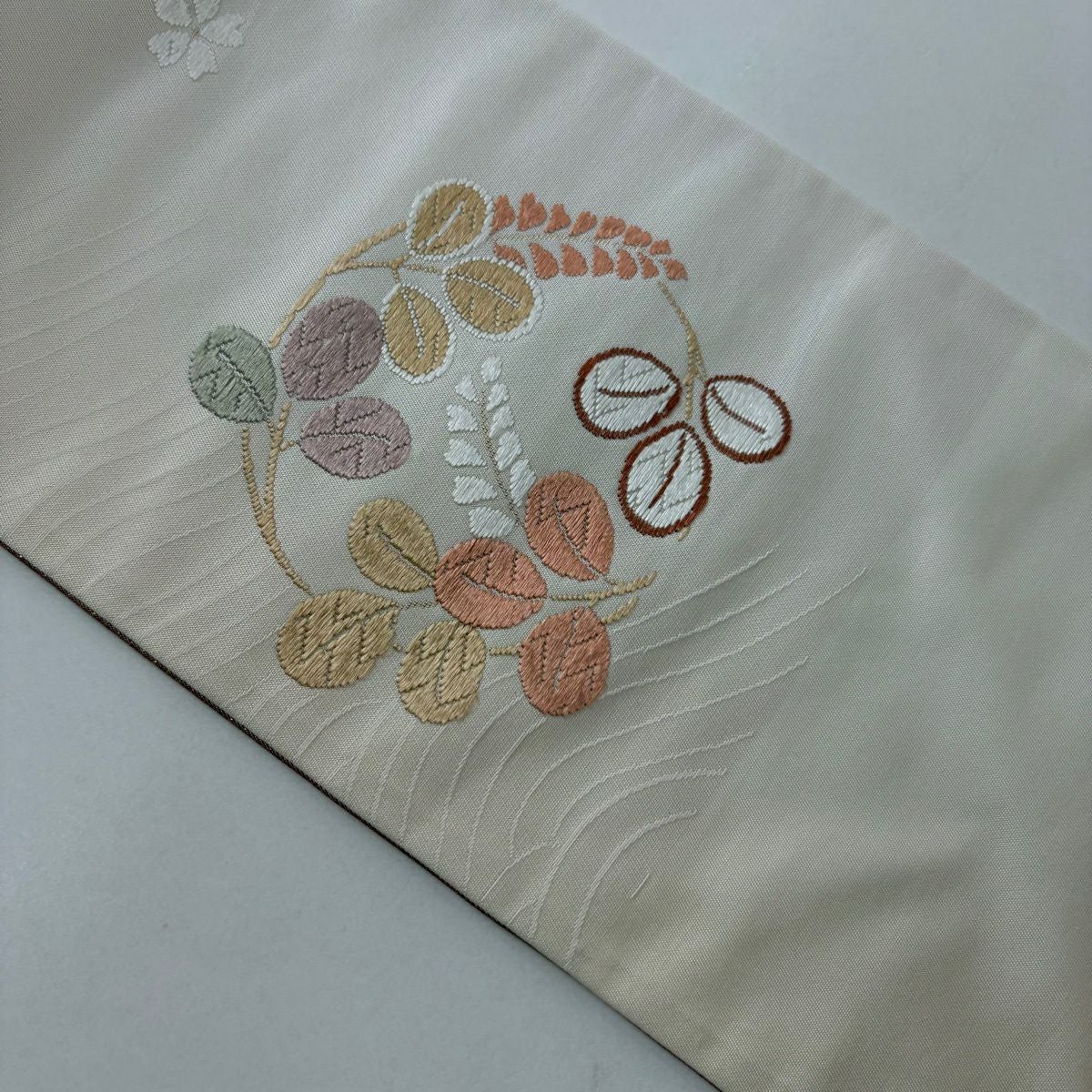 新品未使用 大丸購入 高級名古屋帯 正絹 銀地 花丸文 仕立て糸付き 礼装用 名古屋帯 オフホワイト 生成り色 花菱 仕立て済 仕立て上がり 正絹