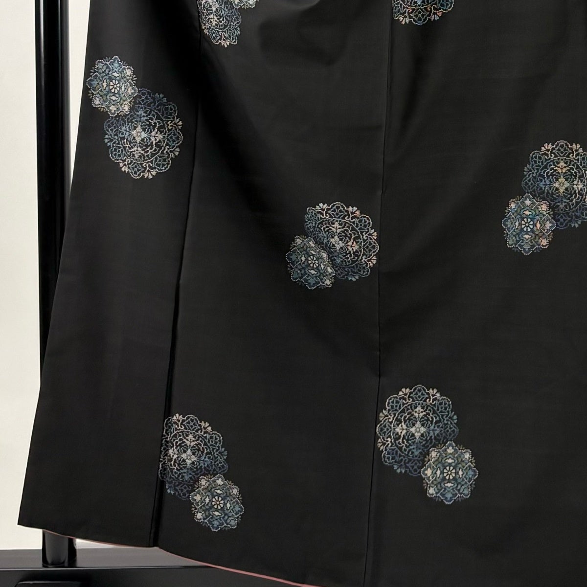 紬 身丈160.5cm 裄丈67cm M 袷 やまと 華文 黒 正絹 秀品｜中古・古着