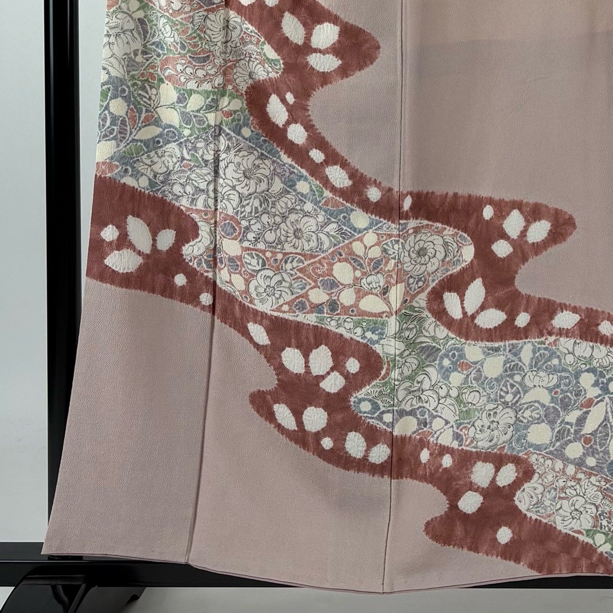 美品】 付下げ 身丈157.5cm 裄丈65cm M 袷 霞 草花 縮緬 ピンク 正絹