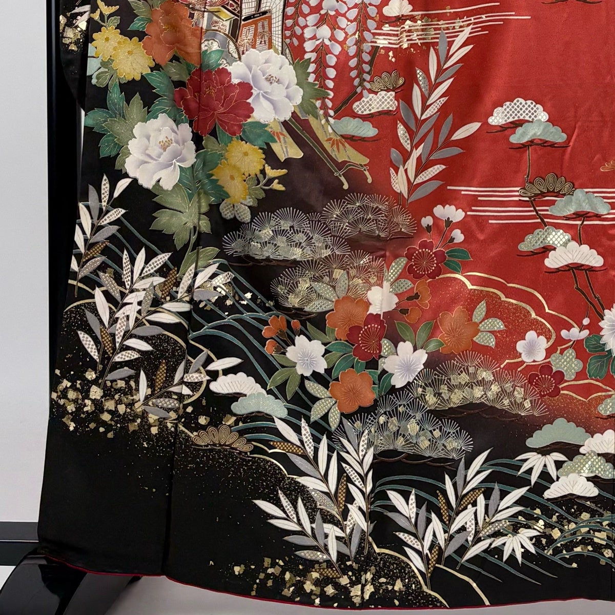 裄66.3身丈157☆高品質 正絹ちりめん 振袖 手描染め紺地に御所車 牡丹花々 振袖 身丈162cm 裄丈65cm M 袷 御所車 牡丹 金糸 金彩 朱色 正絹 秀品
