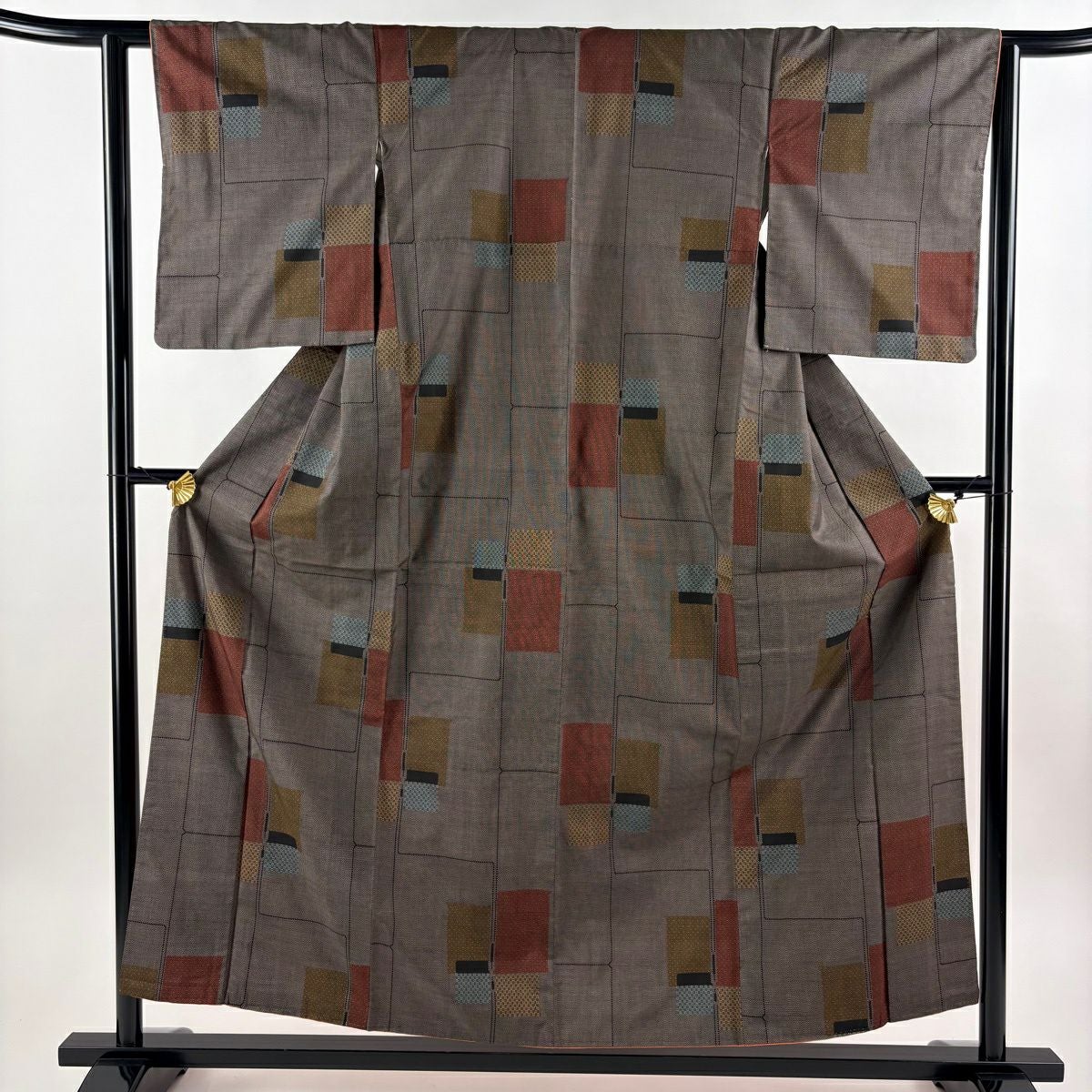 紬 身丈160cm 裄丈62.5cm 正絹 秀品 【中古】 紬 身丈160.5cm 裄丈62cm S 袷 幾何学模様 黒灰 正絹 優品｜中古・古着
