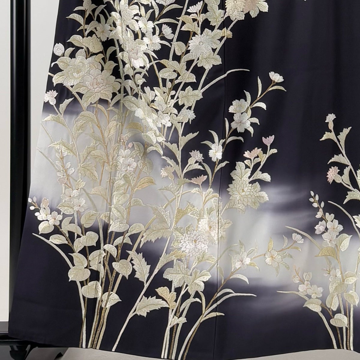 訪問着 身丈158.5cm 裄丈66.5cm M 袷 やまと 草花 刺繍 金糸 濃紺 正絹