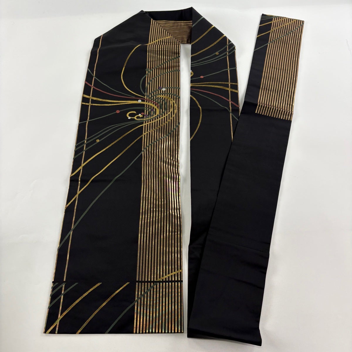 美品】 名古屋帯 秀品 縞 幾何学模様 金糸 箔 黒 正絹|中古・古着 美品】 名古屋帯 秀品 縞 幾何学模様 金糸 箔 黒 正絹|中古・古着