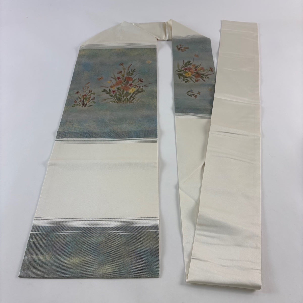 名古屋帯 秀品 花香織 草花 蝶 金彩 刺繍 灰緑 正絹｜中古・古着