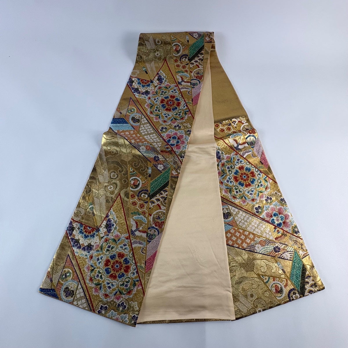 美品】 袋帯 秀品 能衣飾文様 華文 矢羽根 箔 金糸 金色 六通 正絹