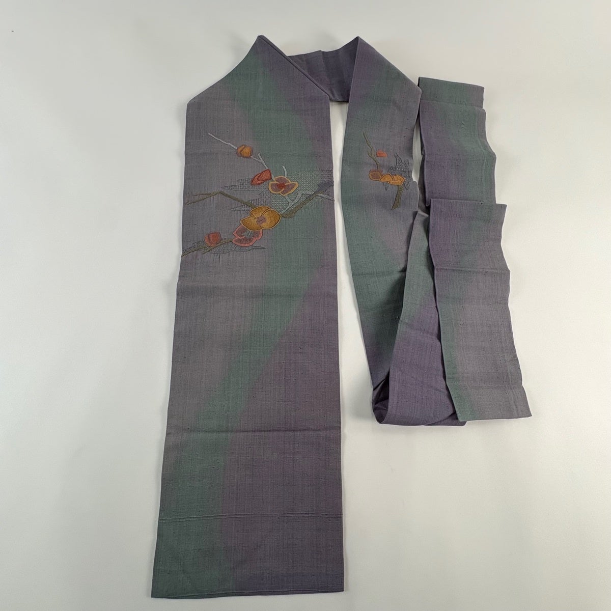名古屋帯 秀品 紬地 関西仕立て 枝花 相良刺繍 灰紫 正絹｜中古・古着