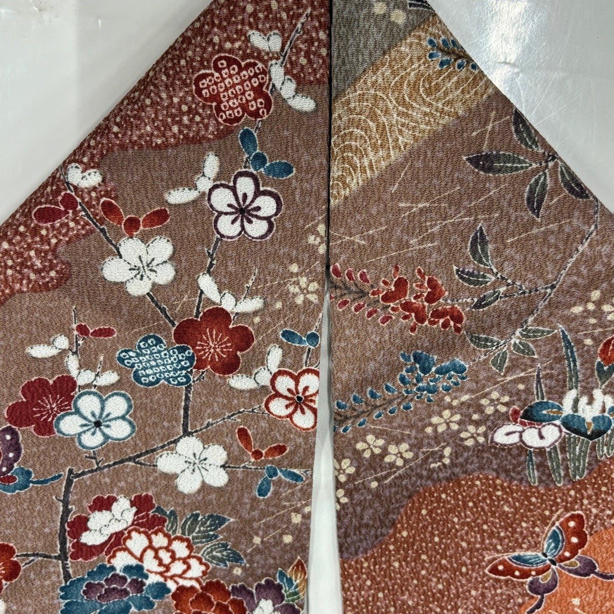 小花飛び柄　蒸栗色　　ちりめん　小紋 美品】 小紋 身丈159.5cm 裄丈63.5cm S 袷 草花 蝶 縮緬 小豆色 化繊