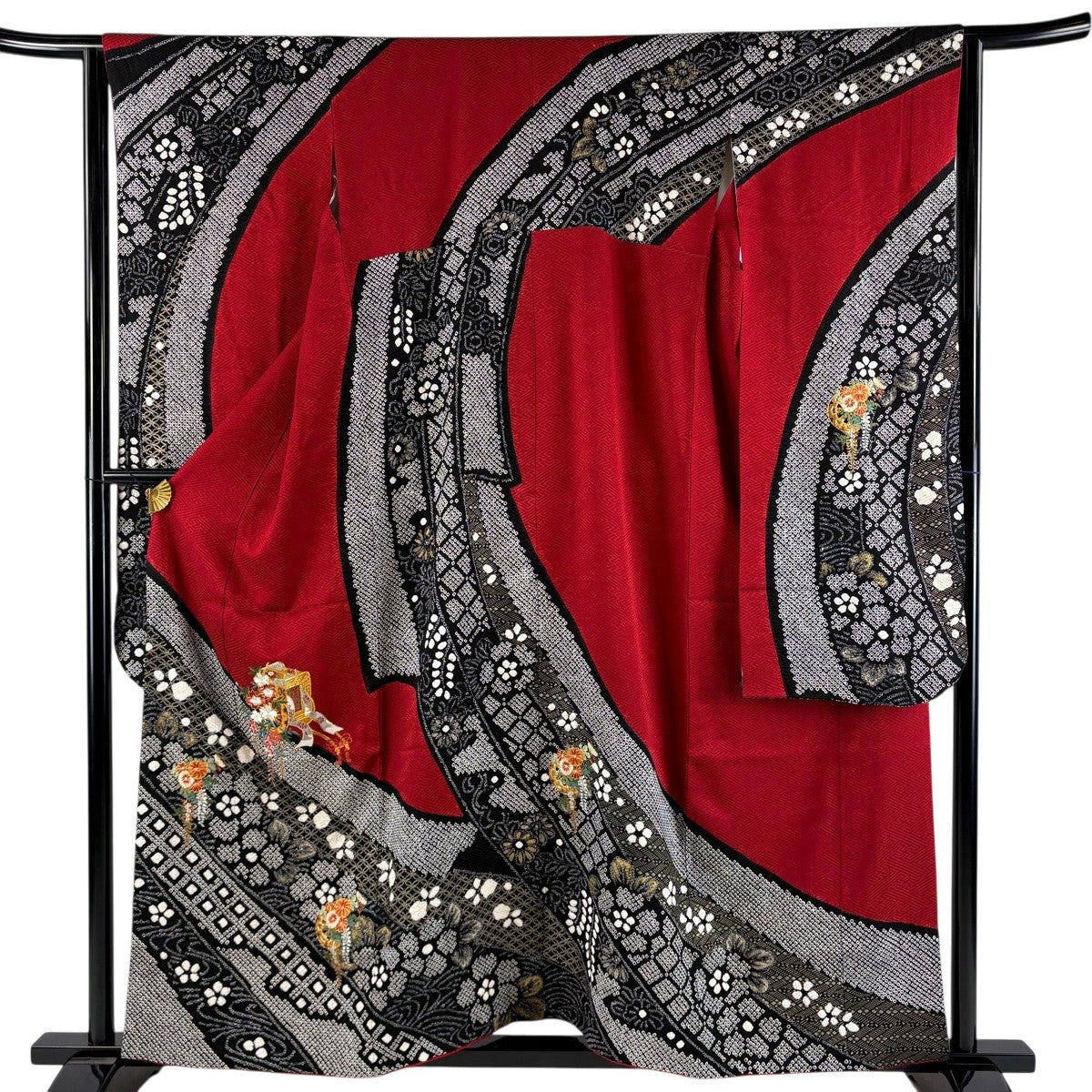 296)着物　振袖　正絹　絞り　美品　身丈157cm 美品】 振袖 身丈157cm 裄丈63.5cm S 袷 御所車 桜 金糸 絞り 赤 正絹