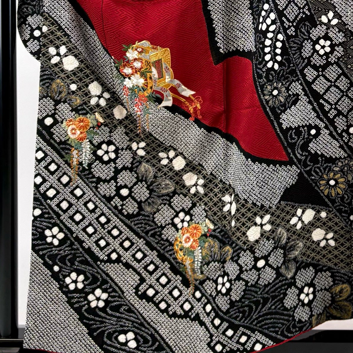 美品】 振袖 身丈157cm 裄丈63.5cm S 袷 御所車 桜 金糸 絞り 赤 正絹