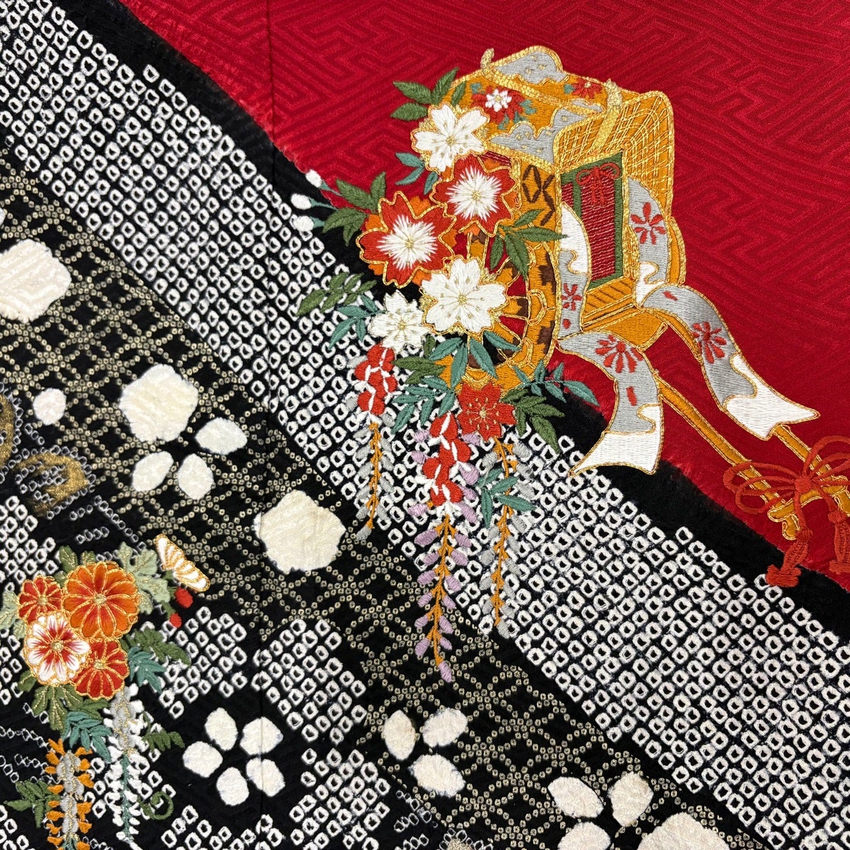 美品】 振袖 身丈157cm 裄丈63.5cm S 袷 御所車 桜 金糸 絞り 赤 正絹
