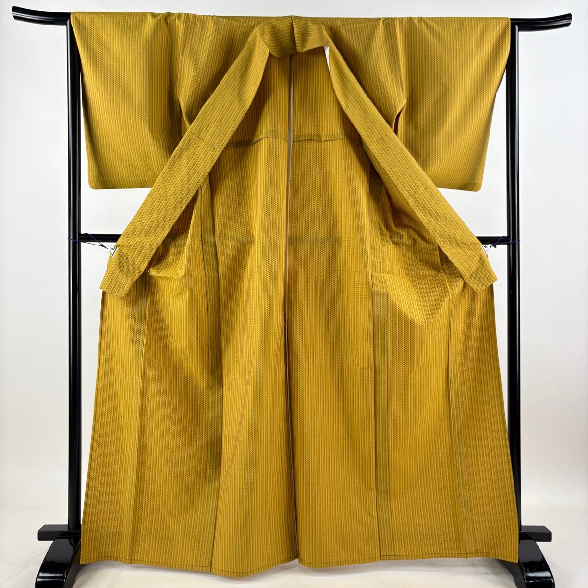 美品】 紬 身丈166.5cm 裄丈65cm M 単衣 黄八丈 山下八百子 縞 幾何学 美品】 紬 身丈166.5cm 裄丈65cm M 単衣 黄八丈 山下八百子 縞 幾何学